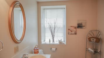 Heritage Room - Queen | Bathroom | Combined shower/tub, free toiletries, hair dryer, towels
