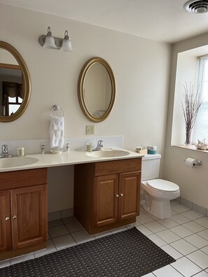 Heritage Room - Queen | Bathroom - Mountain Creek Tavern (Mount Holly Springs)