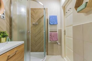 Shower, hair dryer, towels, soap - W17Cozy in the Inner city, Cleaned by the Owner (Budapest)