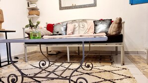 Una habitación con un conjunto de sofás, una mesa y un tapete estampado.
