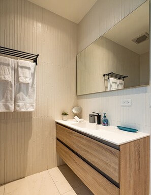 مجففات شعر، مناشف، صابون