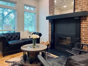 Living area - Historical Winnipeg in the Perfect Location (Winnipeg)