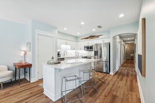 Refrigerador con freezer, microondas, horno, placa de cocina