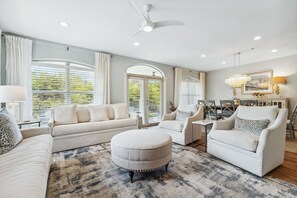 Leilighet, 3 soverom, resort-utsikt (C101) | Oppholdsområde | En 70-tommers smart-TV med digitale kanaler samt peis og Netflix