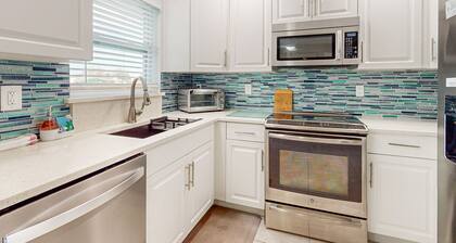 Dog-Friendly Canal-View Retreat in Central Port Charlotte