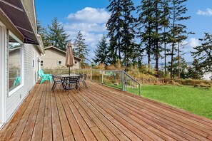 Outdoor dining - Saratoga Passage waterview home with sunrise view, bbq and deck (Coupeville)