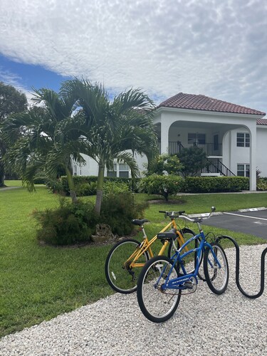 It is at the heart of Naples. Minutes from beach. Condo w/ pools, tennis, golf. 