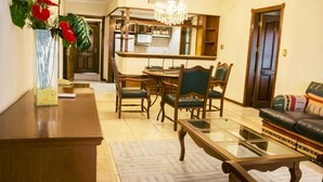 Deluxe Suite | Living area | 32-inch LCD TV with cable channels - HOTEL CASA BLANCA  (Santa Cruz)