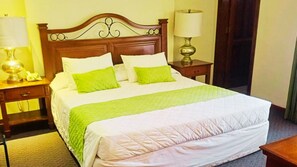 Superior-Apartment | Wohnbereich | 32-Zoll-LCD-Fernseher mit Kabelempfang