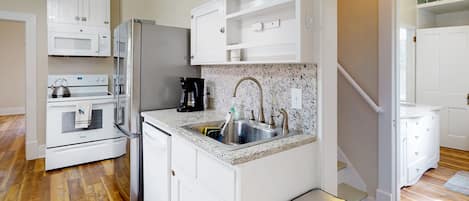 Frigorífico, microondas, horno y placa de cocina