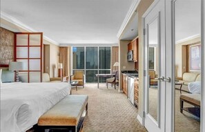 1 soverom, safe på rommet, skrivebord og strykejern/-brett