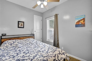 2 bedrooms, iron/ironing board, travel crib, WiFi - Steps to MSU • Quick Hwy Access • Guests Rave: Clean + Functional (Lansing)
