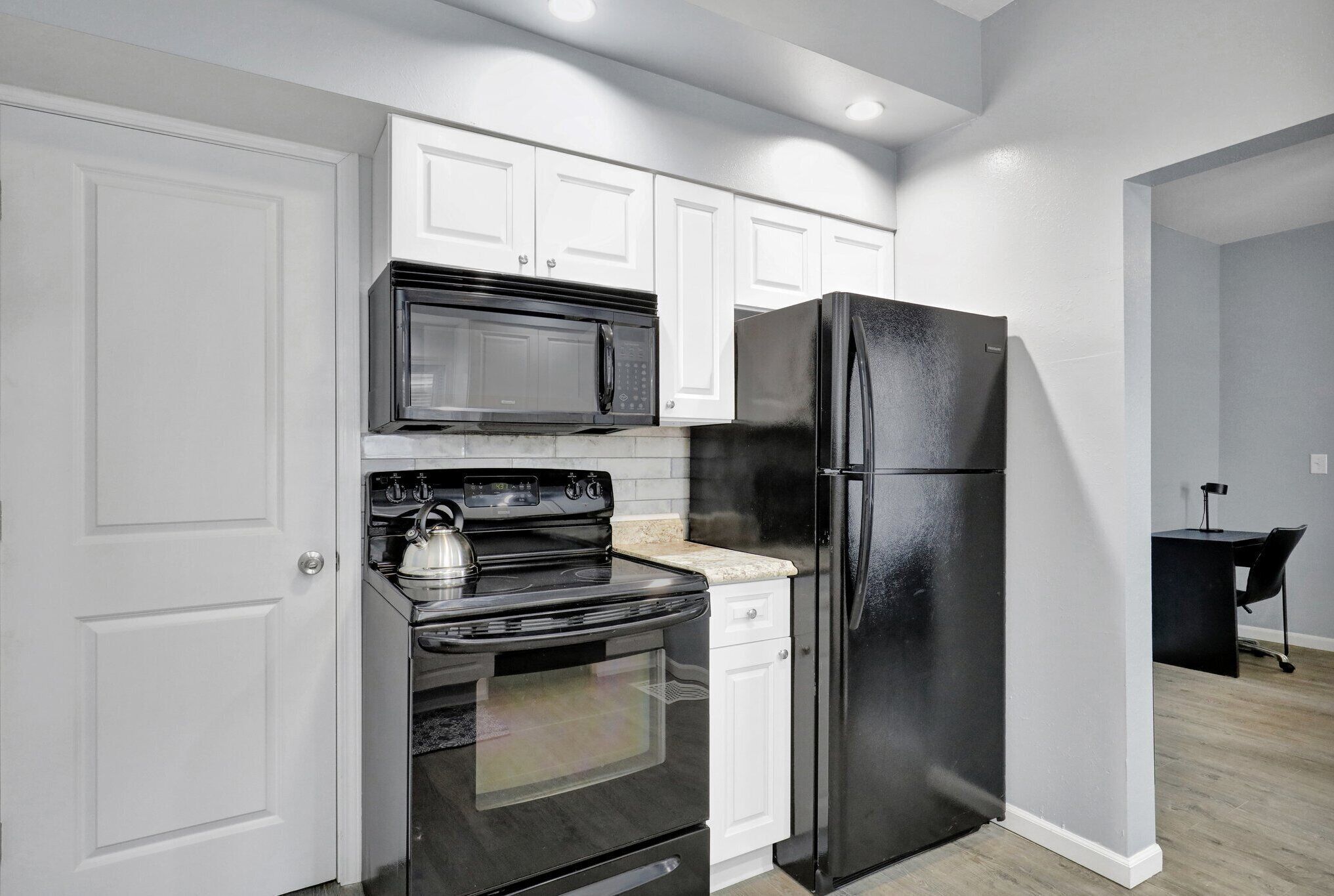 Réfrigérateur, micro-ondes, four, plaque de cuisson