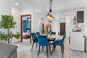 3 chambres, fer et planche à repasser, lit de bébé portatif