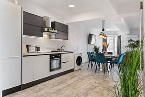 Réfrigérateur, four à micro-ondes, un four, surface de cuisson