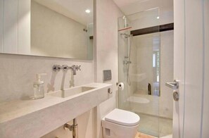 Dusche, Haartrockner, Bidet, Handtücher