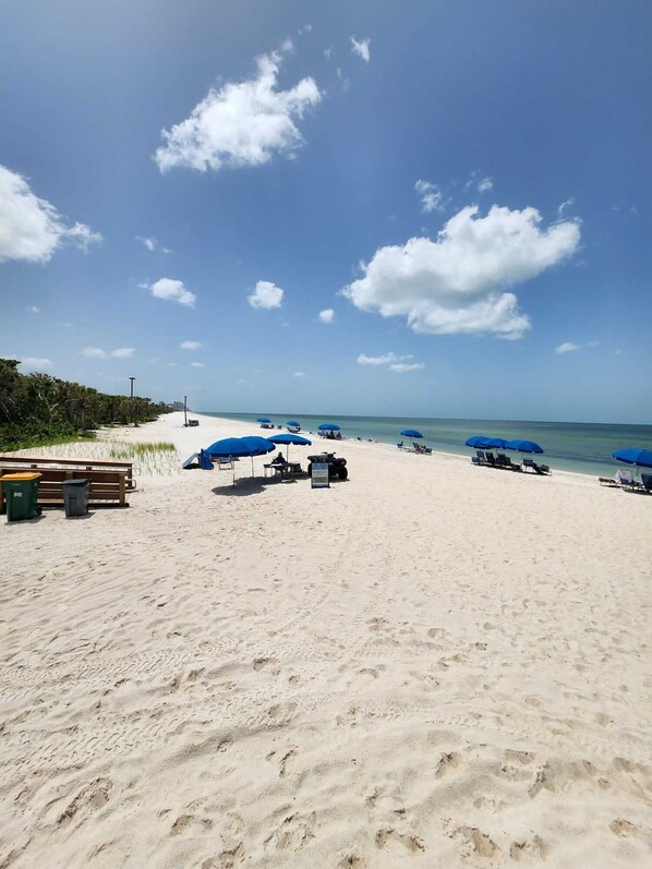 Beach - PELICAN BAY, Beautiful and Comfortable 2 Bedroom Condo w/ PB Amenities Included (Naples)