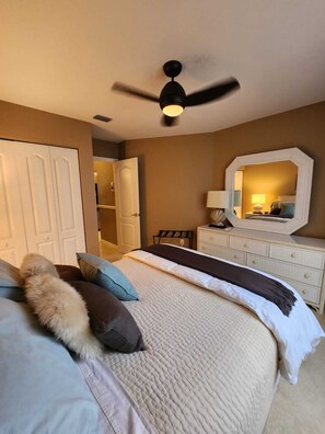 2 bedrooms, iron/ironing board, WiFi, bed sheets - PELICAN BAY, Beautiful and Comfortable 2 Bedroom Condo w/ PB Amenities Included (Naples)