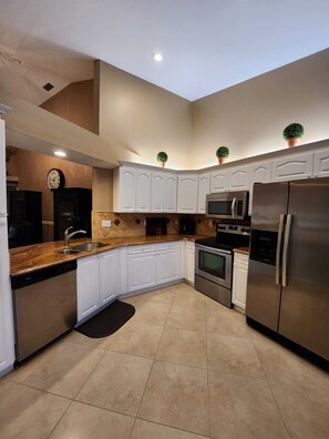 Fridge, microwave, oven, stovetop - PELICAN BAY, Beautiful and Comfortable 2 Bedroom Condo w/ PB Amenities Included (Naples)