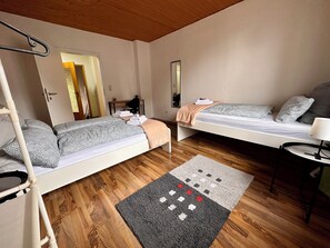 2 bedrooms, iron/ironing board, free WiFi, bed sheets