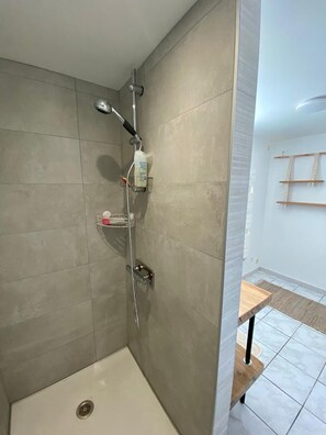 Shower, hair dryer, towels, soap - Maison de Campagne Rénovée Dans Village Calme et Agréable (Valzin en Petite Montagne)