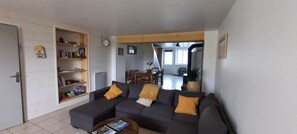 TV, fireplace, books - Maison de Campagne Rénovée Dans Village Calme et Agréable (Valzin en Petite Montagne)