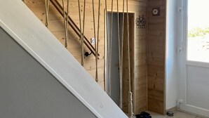 Een trap met houten leuningen en een witte muur.