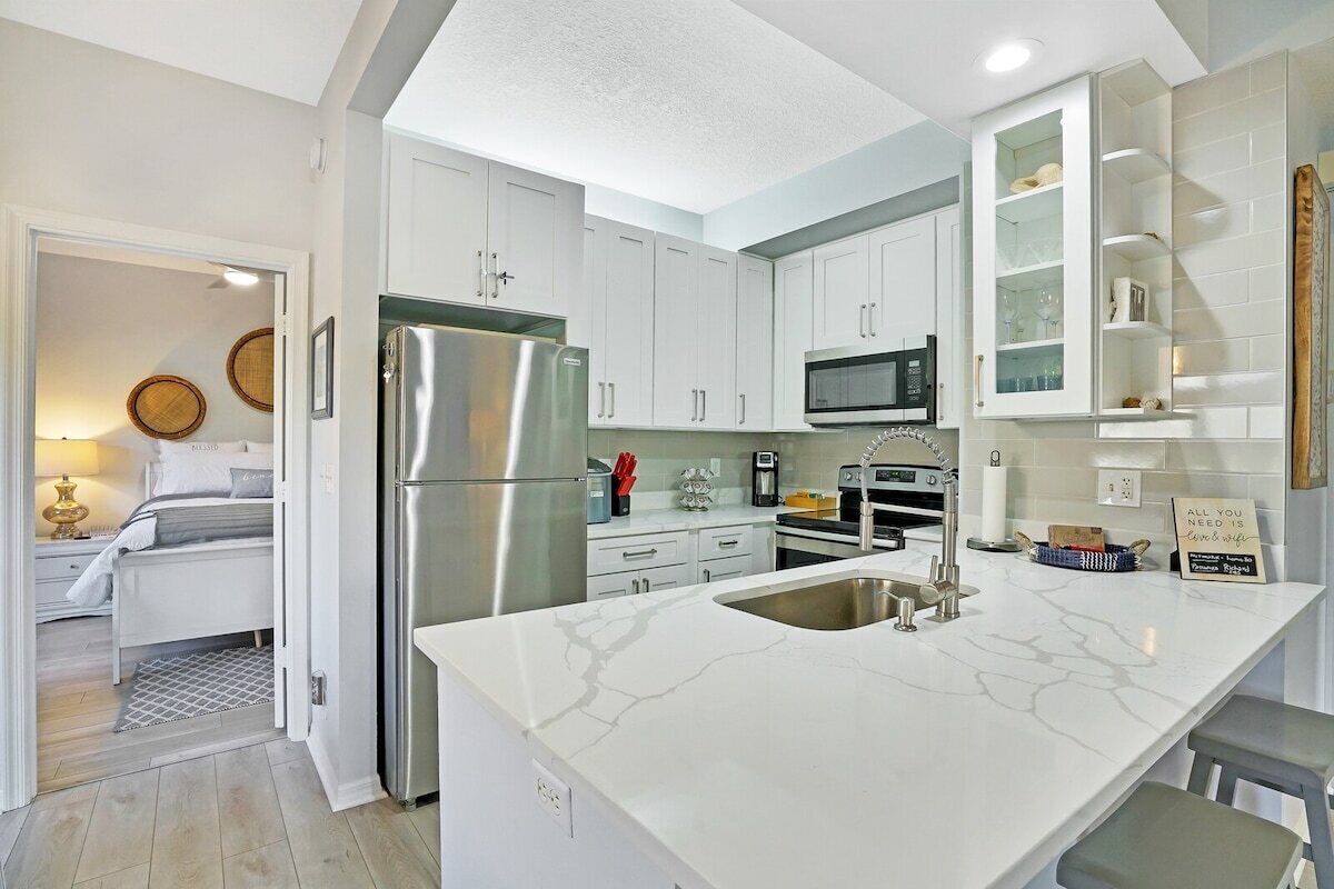 Réfrigérateur, four à micro-ondes, un four, surface de cuisson