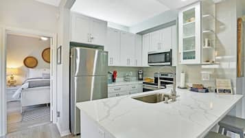 Réfrigérateur, four à micro-ondes, un four, surface de cuisson