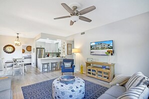 TV, books, offices - Carlin Park Villa,Pool,Pets OK-Walk to the Beach! (Jupiter)