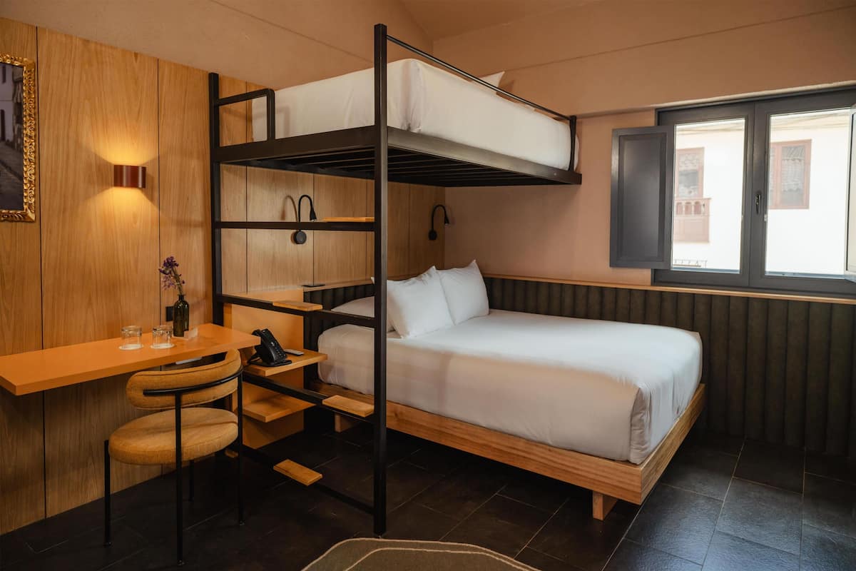 룸 (1 cama queen size y 1 cama individual) | 고급 침구, 필로우탑 침대, 미니바, 객실 내 금고