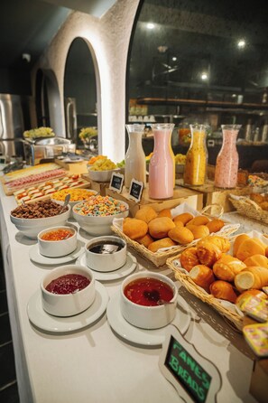 Se ofrece un desayuno inglés (10 PEN por persona)