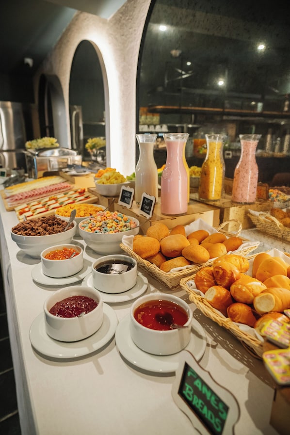 Daily English breakfast (PEN 10 per person) - Motto by Hilton Cusco (Cusco)