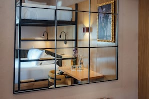 Premium bedding, pillow-top beds, minibar, in-room safe - Motto by Hilton Cusco (Cusco)