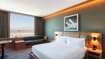 Huone, 1 suuri parisänky (Airport) | Tallelokero huoneessa, pimennysverhot, silitysrauta/-lauta