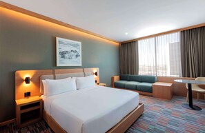 Safe på rommet, blendingsgardiner og strykejern/-brett