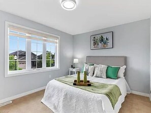 4 bedrooms, iron/ironing board, free WiFi, bed sheets - Pookah Bill House! (London)