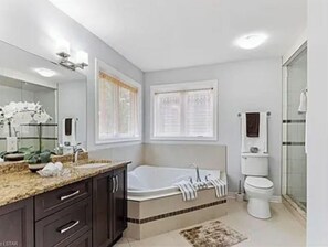 Hair dryer, towels, soap, toilet paper - Pookah Bill House! (London)