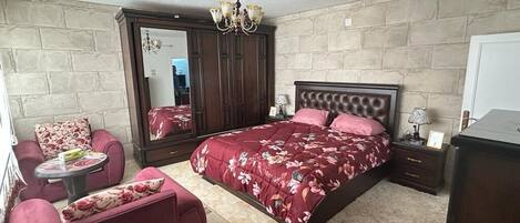 3 bedrooms, iron/ironing board, free WiFi, bed sheets