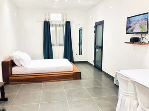Habitación Deluxe doble, 1 cama de matrimonio, microondas | Escritorio y espacio para trabajar con un portátil