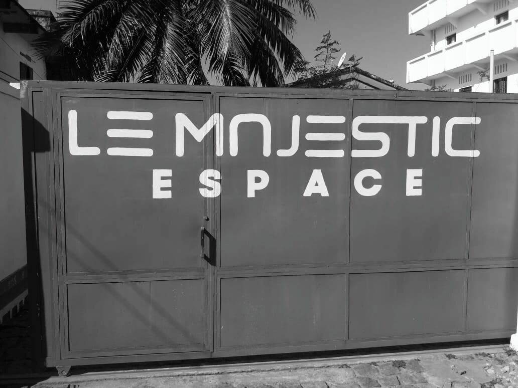 Ein großes Metalltor mit der Aufschrift 'LE MNJESTIC ESPACE'.