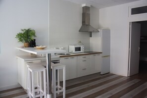 Kühlschrank, Mikrowelle, Herdplatte, Wasserkocher mit Kaffee-/Teezubehör