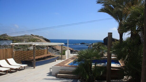 A rooftop pool area with lounge chairs and a view of the ocean. - Apartment right on the beachfront! - Beach - SweetHomeRooms (Cabo de Palos)