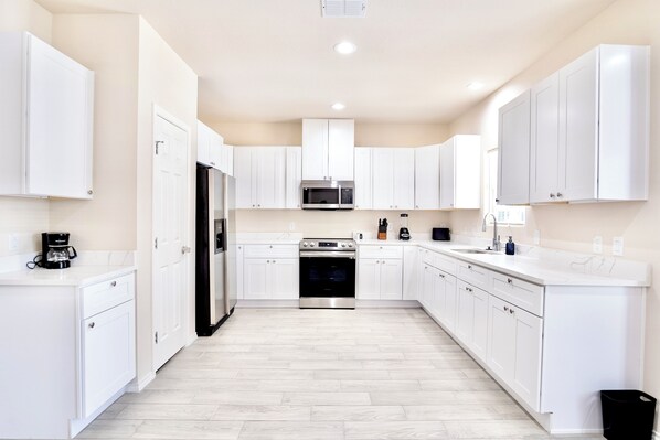 Kühlschrank, Mikrowelle, Ofen, Herdplatte