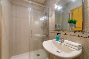 Shower, hair dryer, towels