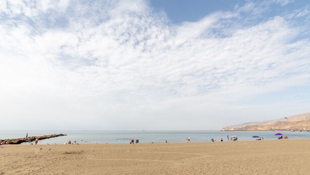 A beach with people, a rocky shoreline, and a clear sky. - AlmeriaSuite Beach&Sun (Almería)