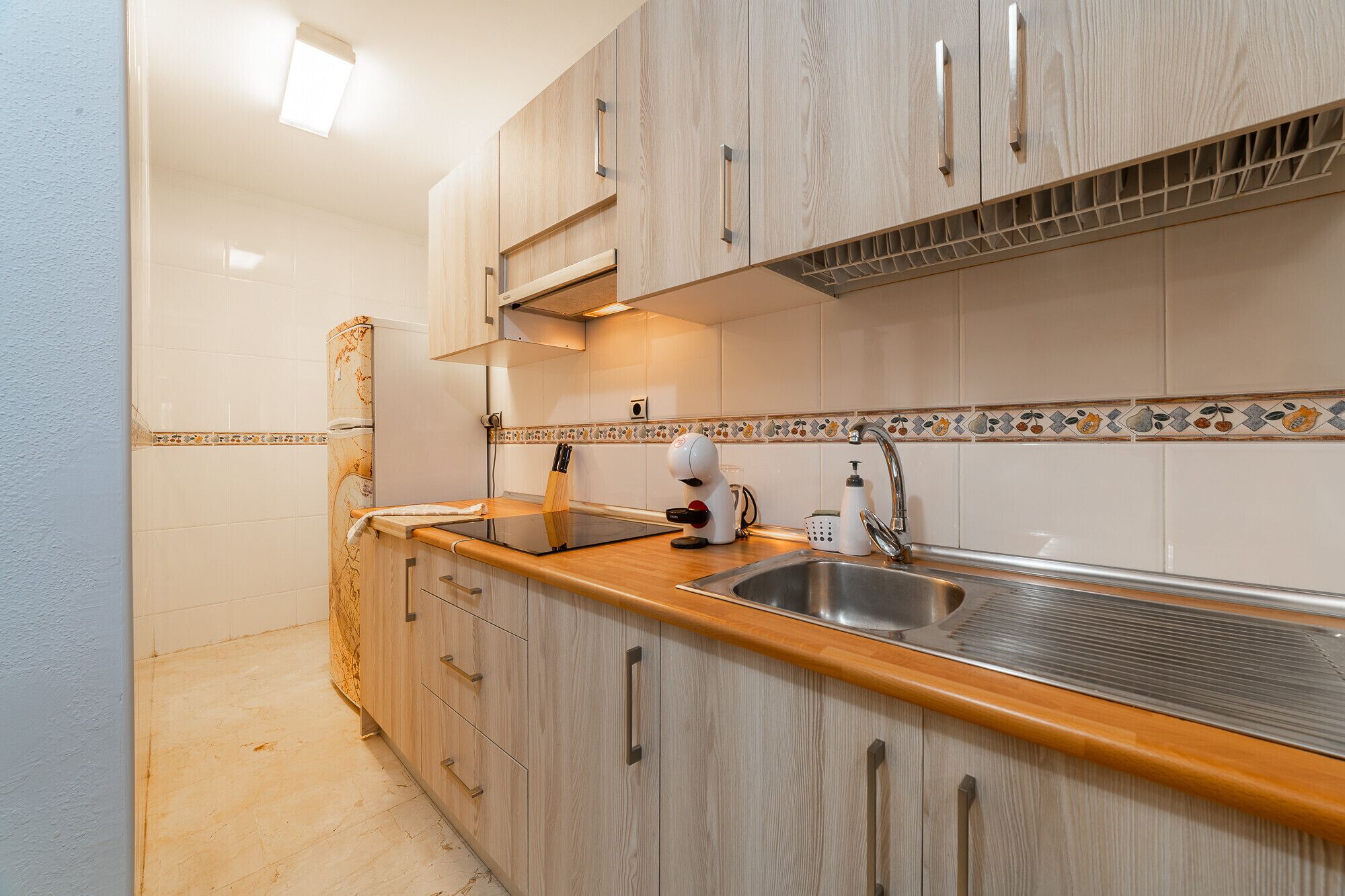 Een koelkast, een microgolfoven, een oven