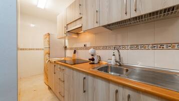 Een koelkast, een microgolfoven, een oven