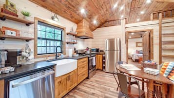 Kühlschrank, Mikrowelle, Herdplatte, Geschirrspüler