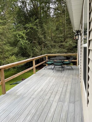 Outdoor dining - Remarkable views at Cabin -SUV-TRUCK-suggested NO PETS (Hamden)